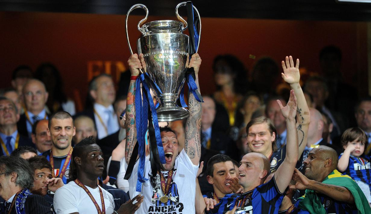Marco Materazzi (tengah) sukses menjuarai Liga Champions dalam raihan gelar treble winner bersama Inter Milan di musim 2009/10. Sebelumnya, Materazzi pernah menjalani periode buruk di Liga Inggris bersama Everton. Ia mendapatkan 3 kartu merah dan 11 kartu kuning dalam 33 laga. (AFP/Christophe Simon)