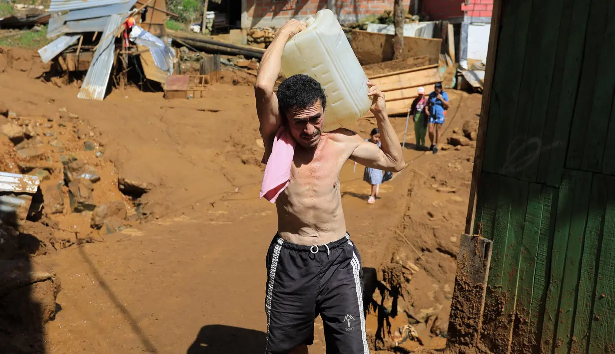Warga pun dievakuasi dengan cepat. (JAIME SALDARRIAGA/AFP)