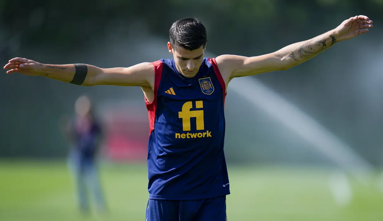 Penyerang Spanyol, Alvaro Morata melakukan pemanasan selama sesi latihan tim di Universitas Qatar di Doha, Qatar, Minggu, 4 Desember 2022. Spanyol lolos ke babak 16 besar dengan status runner-up Grup E dengan torehan empat poin. (AP Photo/Julio Cortez)