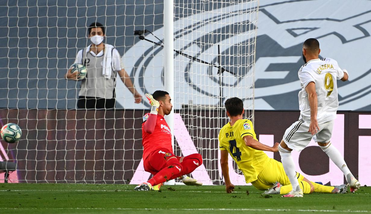 Striker Real Madrid, Karim Benzema, mencetak gol ke gawang Villarreal pada laga lanjutan La Liga pekan ke-37 di Estadio Alfredo Di Stefano, Jumat (17/7/2020) dini hari WIB. Real Madrid menang 2-1 atas Villarreal. (AFP/Gabriel Bouys)