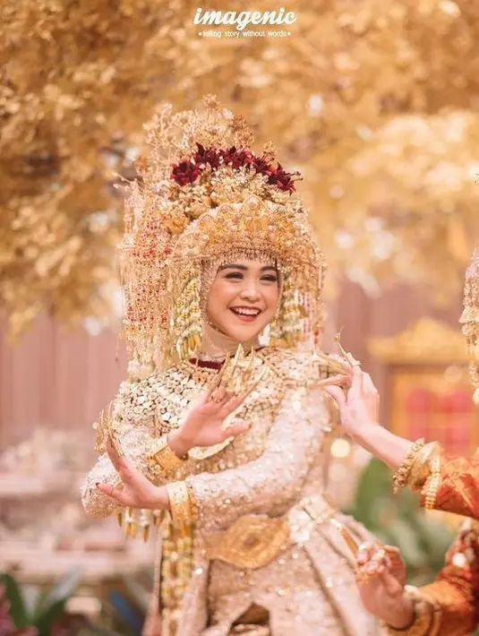 Dulu, penampilan Teuku Ryan dan Ria Ricis saat menikah ini disebut mirip pernikahan ala kerajaan. Kebahagiaan terpancar dari sang Youtuber dipinang pria asal Aceh itu. (Liputan6.com/IG/@riaricis)