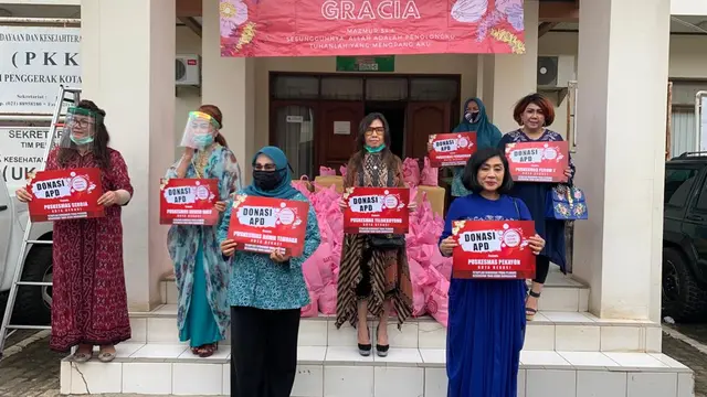Gracia Serahkan Bantuan APD dan Paket Sembako bagi Seluruh Puskesmas Bekasi