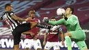 Pemain Newcastle United, Callum Wilson, mencetak gol ke gawang West Ham United pada laga Premier League di Stadion London, Minggu (13/9/2020). Newcastle United menang dengan skor 2-0. (Michael Regan/Pool via AP)