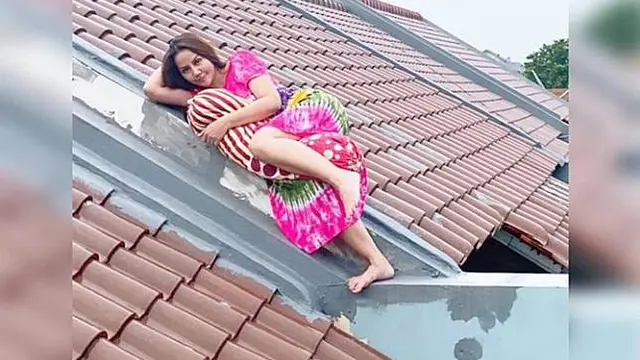 tingkah nyeleneh orang saat berjemur
