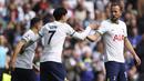 Striker Tottenham Hotspur, Harry Kane (kanan) merayakan gol yang dicetak Son Heung-min ke gawang Bournemouth pada laga Liga Inggris 2022/2023 di Tottenham Hotspur Stadium, London (15/4/2023). Peran Harry Kane di Tottenham Hotspur tak hanya piawai sebagai pencetak gol ulung, namun juga mampu menghadirkan assist untuk dimanfaatkan rekan-rekanya. Terikat kontrak hingga musim depan, Spurs telah membanderolnya 99 juta euro jika PSG meminatinya. (AP Photo/Ian Walton)
