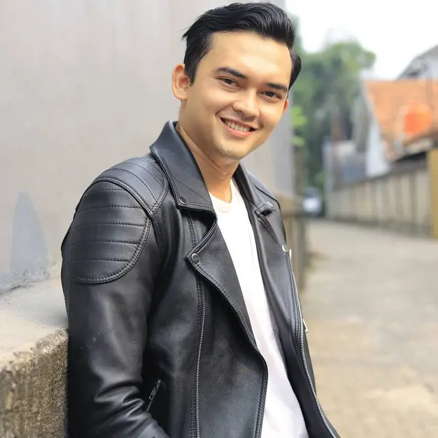 Jadi Asisten Arya Saloka di Sinetron, Ini 6 Potret Aktor Ikbal Fauzi