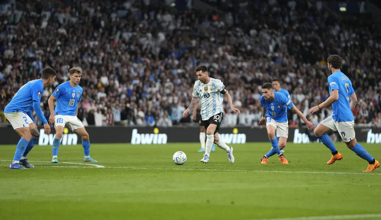 Pemain Argentina Lionel Messi mengontrol bola saat melawan Italia pada pertandingan sepak bola Finalissima di Stadion Wembley, London, Inggris, 1 Juni 2022. Argentina menang 3-0. (AP photo/Frank Augstein)