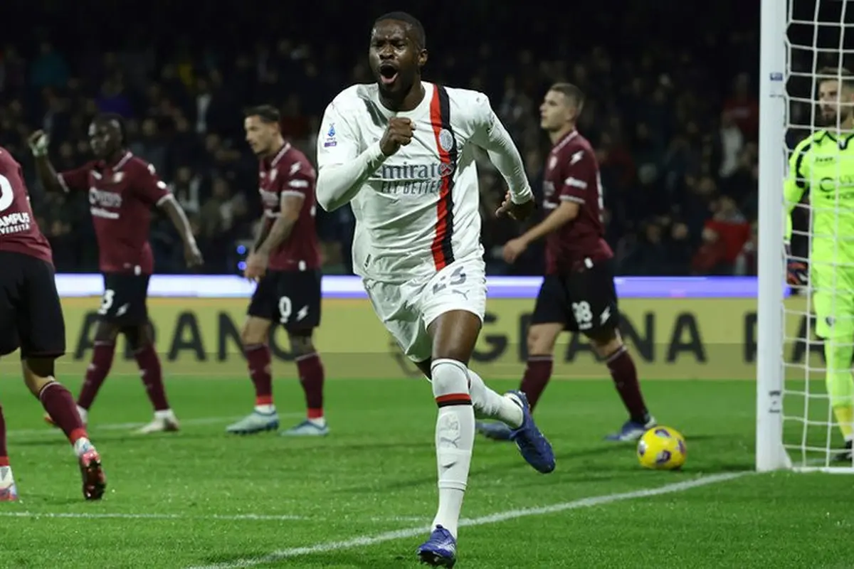 Selebrasi Fikayo Tomori dalam laga Serie A antara Salernitana vs AC Milan, Sabtu (23/12/2023). (c) La Presse via AP Photo/Alessandro Garofalo
