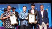 Serial religi SCTV Para Pencari Tuhan meraih penghargaan dari MURI sebagai Serial Religi Ramadan Berkelanjutan Terlama. Penghargaan turut diterima Deddy Mizwar di SCTV Tower, Senayan, Jakarta Pusat, Selasa (7/3/2023). (Dok. IST. via M. Altaf Jauhar)