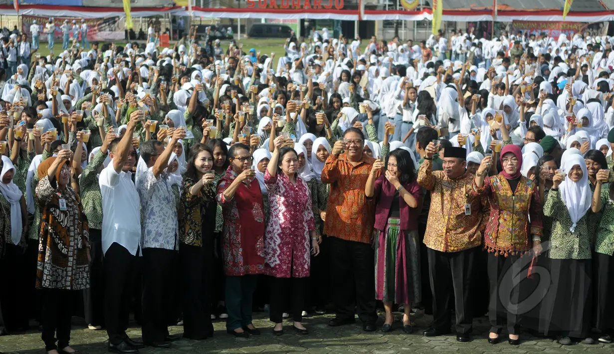Menko PMK, Puan Maharani (tengah) mengangkat gelasnya saat minum jamu bersama ribuan pelajar di Alun-alun Satya Negara, Sukoharjo, Jawa Tengah, Rabu (1/4/2015). (Liputan6.com/Johan Tallo)