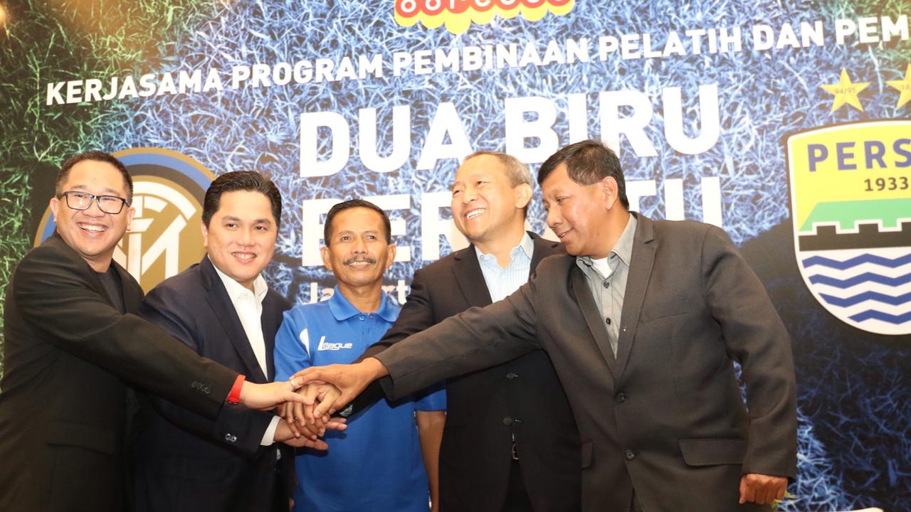 2 Barang Khas Indonesia yang Dibawa Djanur ke Markas Inter Milan
