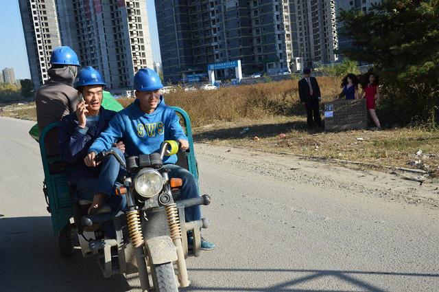 Pekerja migran yang menjadi target nenek Yuan agar mereka membeli boneka seks dagangannya | Photo: Copyright shanghaiist.com