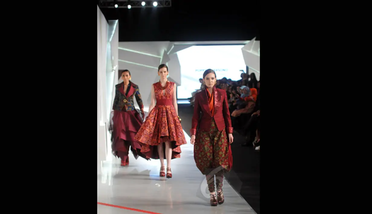 Model berjalan di atas catwalk saat memperagakan koleksi rancangan Poppy Dharsono dalam ajang Indonesia Fashion Week 2015 di JCC Senayan, Jakarta, Kamis (26/2). (Liputan6.com/Panji Diksana)