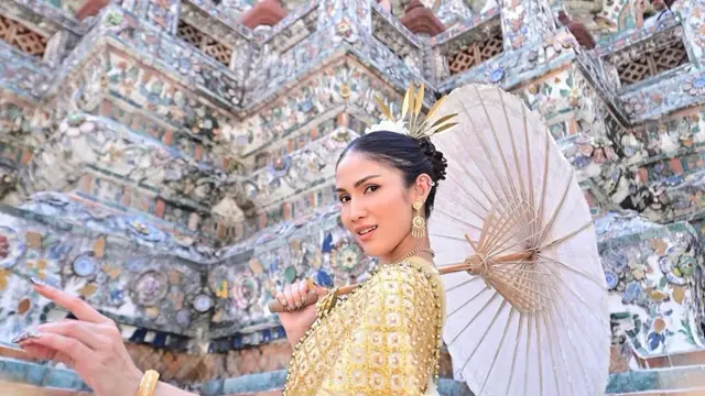 Aulia Sarah pamer pesona elegan di Wat Arun. (credit:instagram.com/owliasarah)