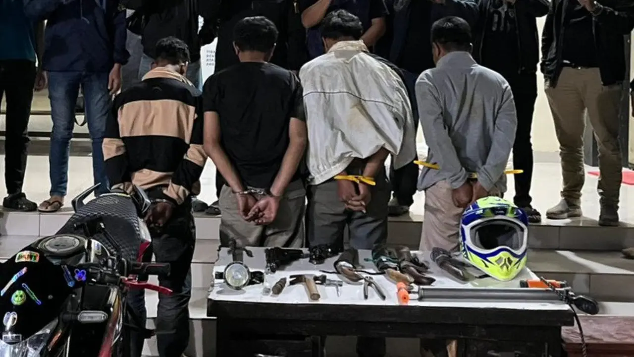 Empat tersangka komplotan spesialis pembobol ruko dan rumah di Tanggamus, Lampung diringkus polisi. (Dok. Istimewa).