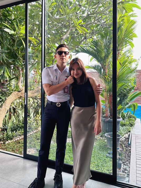 Kenji, suami Anggi Marito, adalah pria keturunan Indonesia-Jepang dengan karier cemerlang sebagai pilot muda. Anak Claudia Ganiati, ayahnya adalah warga negara Jepang. Pria berusia 26 tahun ini juga aktif membagikan momen tugas penerbangannya. (Liputan6.com/IG/@kenjiganessha)