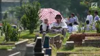 Warga berdoa saat berziarah ke makam keluarganya di TPU Karet Bivak, Jakarta, Sabtu (19/5). Jelang Bulan Suci Ramadan mayoritas umat muslim melakukan ziarah makam untuk mendoakan mendiang keluarga dan kerabat mereka. (Liputan6.com/Gempur M Surya)
