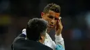 Cristiano Ronaldo menerima perawatan di kepalanya yang berdarah usai mencetak gol ke gawang Deportivo de la Coruna di La Liga Spanyol di Santiago Bernabeu, Madrid (21/1). Ronaldo mencetak dua gol pada menit ke 78 dan 84. (AP Photo/Francisco Seco)
