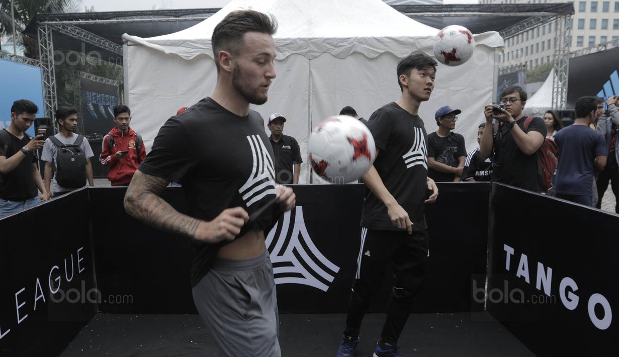 Pemain PSM, Marc Klok dan Pemain Persija, Sutanto Tan melakukan aksi freestyle pada acara Adidas Tango League di Senayan City, Jakarta, Minggu (13/8/2017). Acara ini merupakan bagian dari peluncuran sepatu anyar Adidas. (Bola.com/M Iqbal Ichsan)