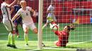 Kiper AS, Hope Solo, gagal menghalau bola tendangan rekannya, Julie Johnston. (Reuters/Anne-Marie Sorvin-USA TODAY Sports) 