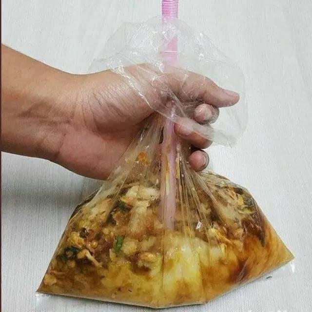 7 Potret Cara Absurd Makan Langsung dari Wadah Plastik Ini Kocak