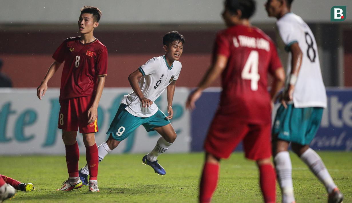 Kafiatur Rizky yang bermain sangat apik dalam pertandingan penting ini berhasil menjebol gawang Timnas Vietnam U-16 pada menit ke-45+2. (Bola.com/Bagaskara Lazuardi)