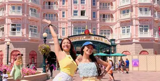 Bestie Goals, begini gaya Cassandra Lee dan Beby Tsabina saat liburan bareng ke Disneyland Paris. Mereka tampil kompak dengan padu padan busana nuansa warna kuning. [@cassandraslee]