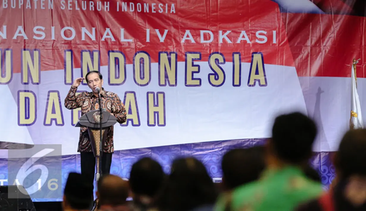 Presiden Joko Widodo memberikan kata sambutan dalam Musyawarah Nasional IV Adkasi di Jakarta, Kamis (17/12). Musyawarah nasional ini bertema 'Membangun Indonesia Dari Daerah' dengan dihadiri DPRD Kabupaten seluruh Indonesia. (Liputan6.com/Faisal R Syam)