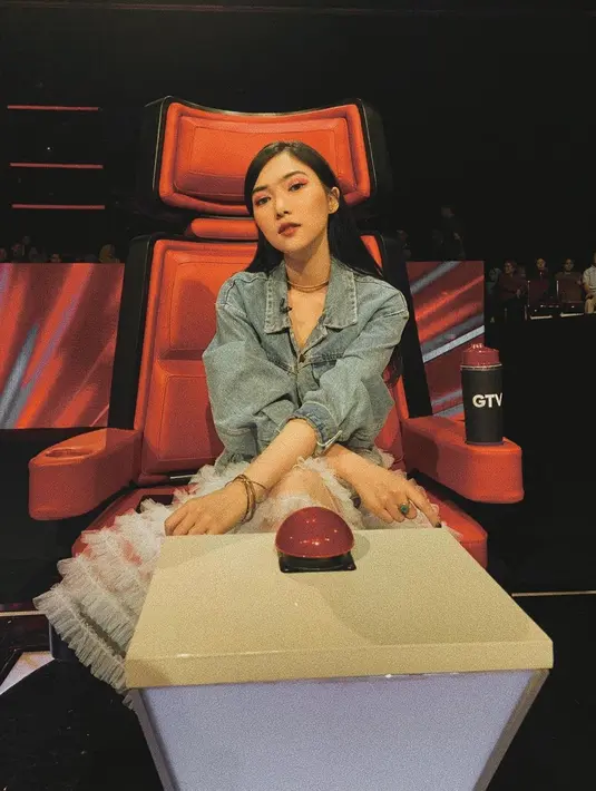 Pelantun lagu Tetap Dalam Jiwa ini rupanya memakai jaket denim di berbagai kesempatan. Seperti saat jadi juri di salah satu program televisi ajang pencarian bakat, ia memadukan denim dengan dress berwarna putih. Penampilannya terlihat begitu kekinian. (Liputan6.com/IG/@isyanasarasvati)