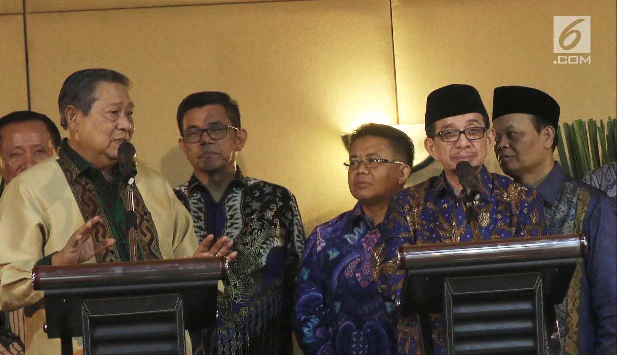 Ketua Umum Partai Demokrat Susilo Bambang Yudhoyono dan Ketua Majelis Syuro PKS Salim Segaf Al-Jufri memberikan keterangan pers usai pertemuan di Gran Melia, Jakarta, Senin (30/7). (Liputan6.com/Herman Zakharia)