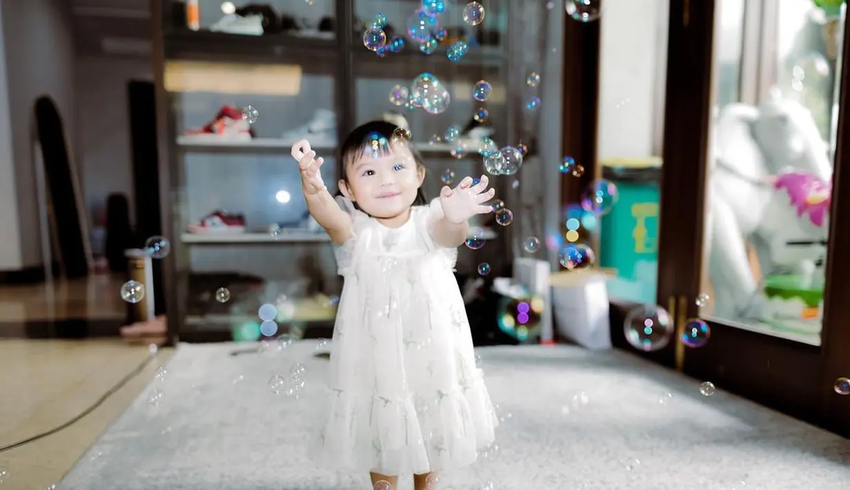 Selain membagikan membawa peralatan bersih-bersih, Baby Ameena tampak juga bermain 'bubble'. Baby Ameena yang tidak lama lagi menjadi seorang kakak itu terlihat begitu gembira. [Instagram/ameenaatta]