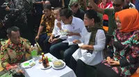 Presiden Jokowi dan Iriana memakan bakso di Cikarang, Bekasi. (Merdeka.com/ Titin Supriatin)