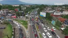 Usai malam pergantian tahun lalu lintas menuju kawasan Puncak, Jawa Barat nasih padat. warga masih memanfaatkan libur cuti bersama di kawasan tersebut