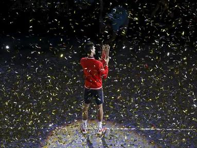Petenis Serbia, Novak Djokovic, berpose dengan trofi juara setelah menang melawan petenis Prancis, Jo-Wilfried Tsonga, di turnamen tenis Shanghai Masters di Shanghai, Tiongkok, (18/10/2015). (Reuters/Aly Song)