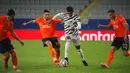 Penyerang Manchester United, Marcus Rashford, berusaha melewati pemain  Istanbul Basaksehir pada laga Liga Champions di Stadion Fatih Terim, Kamis (5/11/2021). MU takluk dengan skor 2-1. (AP Photo)