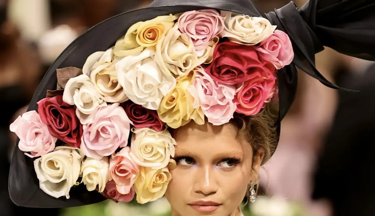 Tampil bagai buket bunga, tatanan rambut Zendaya begitu unik dan imajinatif.  [Foto: Instagram/ Vogue]