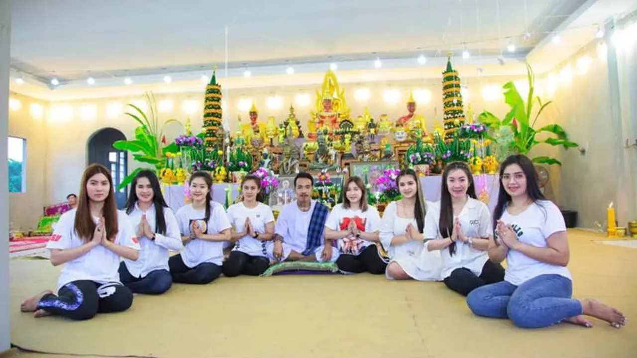 Punya 8 Istri, Seorang Seniman Tato Ini Hidup Harmonis Dalam Satu Atap