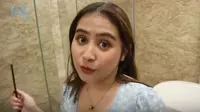 Prilly Latuconsina sebelum memotong rambutnya di dalam kamar mandi (Dok.YouTube/Prilly Latuconsina)