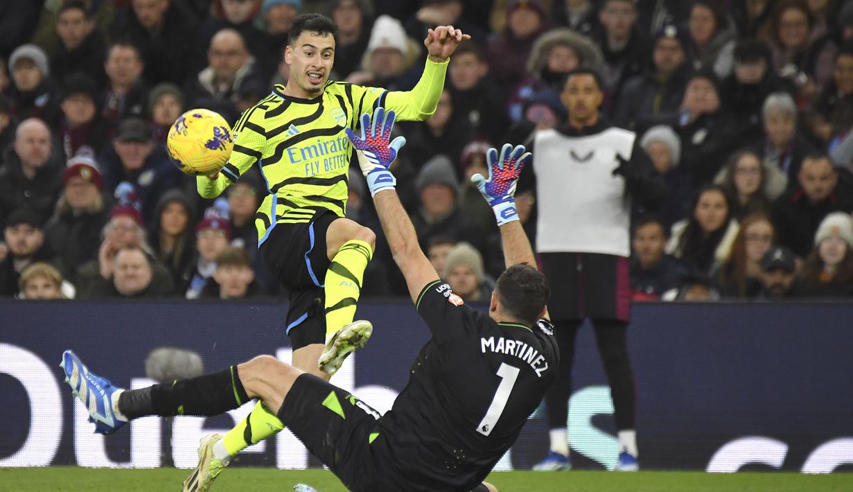 Gelandang Arsenal, Gabriel Martinelli berusaha mencetak gol ke gawang Arsenal yang dikawal Emiliano Martinez pada laga pekan ke-16 Liga Inggris 2023/2024 di Villa Park, Birmingham, Minggu (10/12/2023) dini hari WIB. (AP Photo/Rui Vieira)