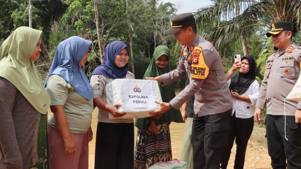 Banjir di Pelalawan Akibat Air Sungai Meluap, Kapolres Serahkan Bantuan ke Korban Terdampak