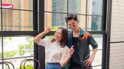 Henry Lau juga bertemu dengan Rossa, tak hanya berpose bareng keduanya juga sempat duet menyanyikan lagu "Terlalu Cinta". (Foto: Instagram/@itsrossa910)