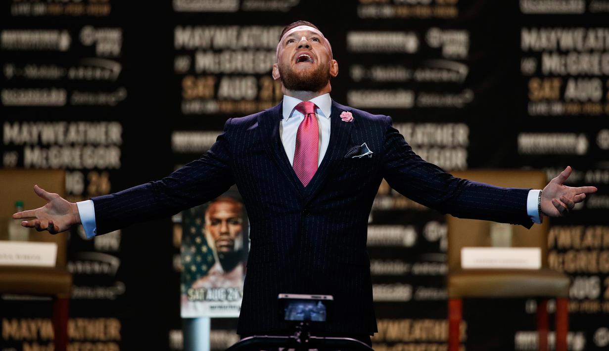 Juara mixed martial arts Conor McGregor berpose saat jumpa pers pertandingan dirinya dengan petinju Floyd Mayweather Jr di Staples Center Los Angeles, AS (12/7). Mayweather dan McGregor akan bertanding pada 26 Agustus 2017. (AP Photo/Jae C. Hong)