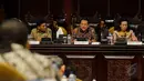 (Kiri ke kanan) Wakil Ketua DPD Farouk Muhammad , Ketua DPD Irman Gusman dan GKR Hemas memimpin pembukaan masa sidang di Kompleks Parlemen, Jakarta, Selasa (19/5/2015). Kerja sama kesepahaman dalam pemberantasan korupsi. (Liputan6.com/Andrian M Tunay)