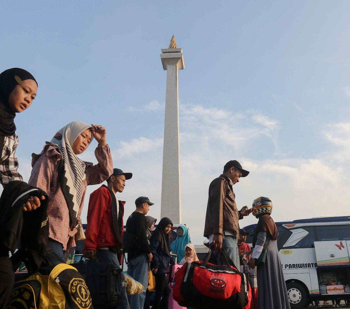 Sejumlah peserta Mudik Gratis Pemprov DKI Jakarta 2024 tiba di Monumen Nasional (Monas), Jakarta, Kamis (4/4/2024). Sebanyak 12.170  pemudik secara resmi diberangkatkan ke kampung halaman melalui program Mudik Gratis Pemprov DKI Jakarta 2024.&nbsp;Liputan