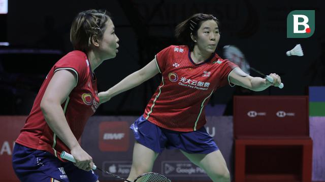 Foto: Senyuman Penyemangat Apriyani Gagal Tembus Tembok Cina, Harus Puas Menjadi Runner-up di Daihatsu Indonesia Masters 2022