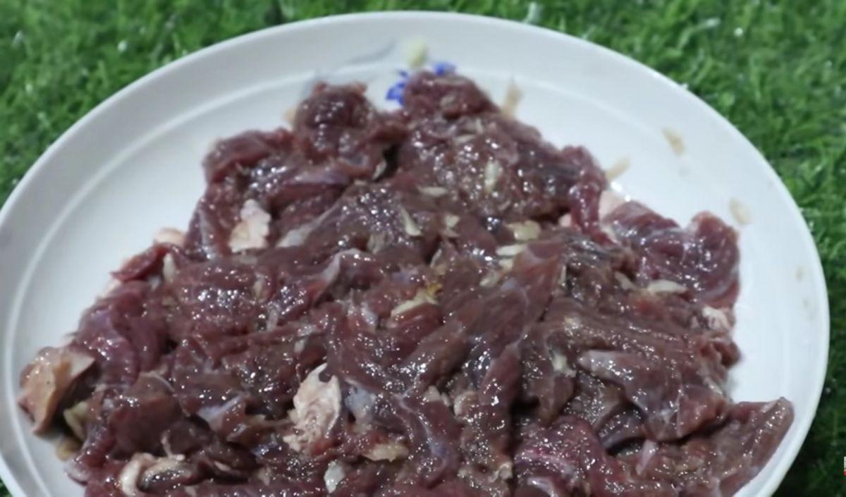 <b>Marinasi Daging Selama 10 Menit</b>