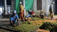 Petani di Desa Tobai, Kecamatan Sokobanah, sedang menjemur tembakau yang telah dirajang