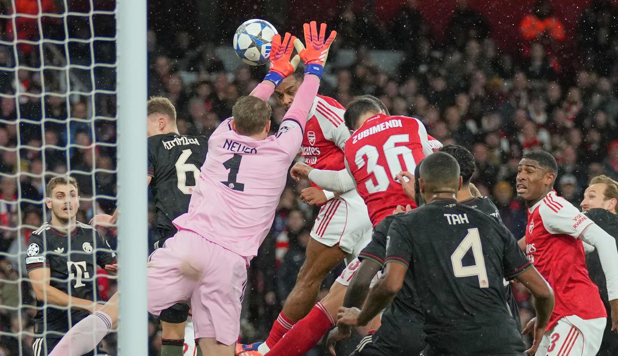 Pemain Arsenal, Jurrien Timber mencetak gol pembuka timnya ke gawang Bayern Munchen dalam laga Liga Champions 2025/2026 di Emirates Stadium, London, Rabu (26/11/2025) waktu setempat. (AP Photo/Kin Cheung)