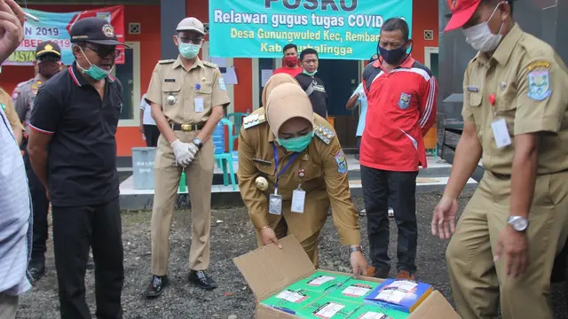 Pemkab Purbalingga mengirimkan bantuan sembako untuk dua dusun yang lockdown. (Foto: Liputan6.com/Humas Pemkab Purbalingga)