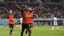 Penyerang Belgia, Michy Batshuayi berselebrasi dengan rekan setimnya usai mencetak gol ke gawang Kanada pada pertandingan grup F Piala Dunia 2022 Qatar di Stadion Ahmad Bin Ali di Doha, Qatar, Kamis (24/11/2022). Belgia menang tipis atas Kanada 1-0. (AP Photo/Hassan Ammar)